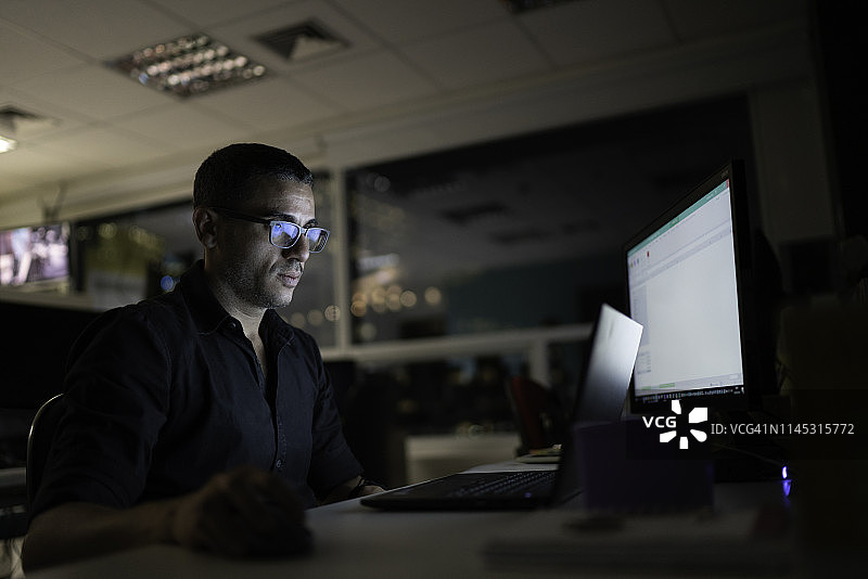 在办公室工作到很晚的商人图片素材