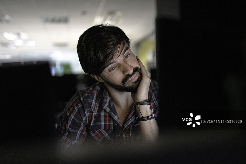 疲惫的商人工作到深夜图片素材