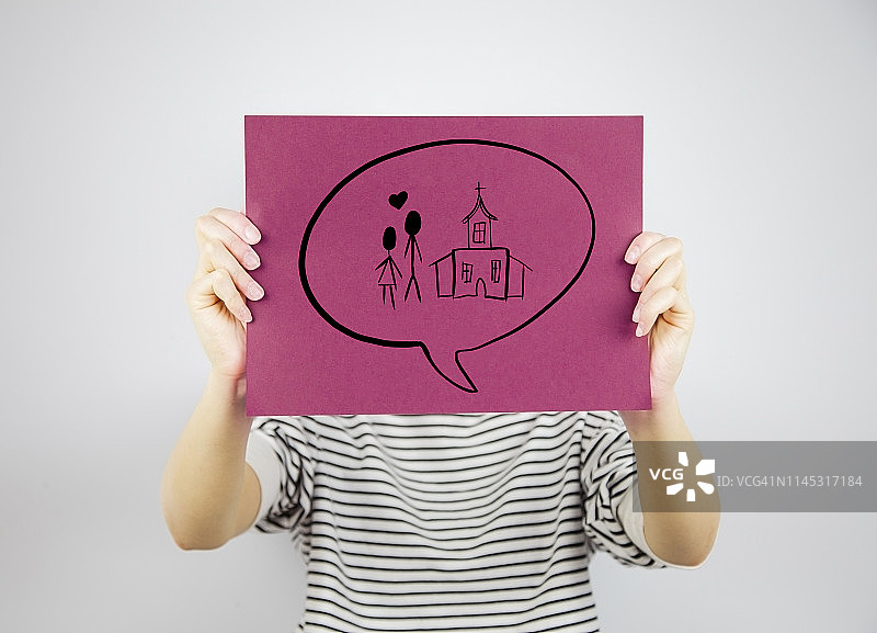 女人展示情侣和教堂图案的纸页图片素材
