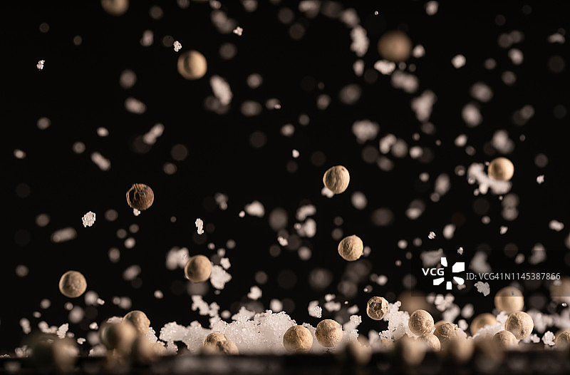 悬浮在空中的白色胡椒图片素材