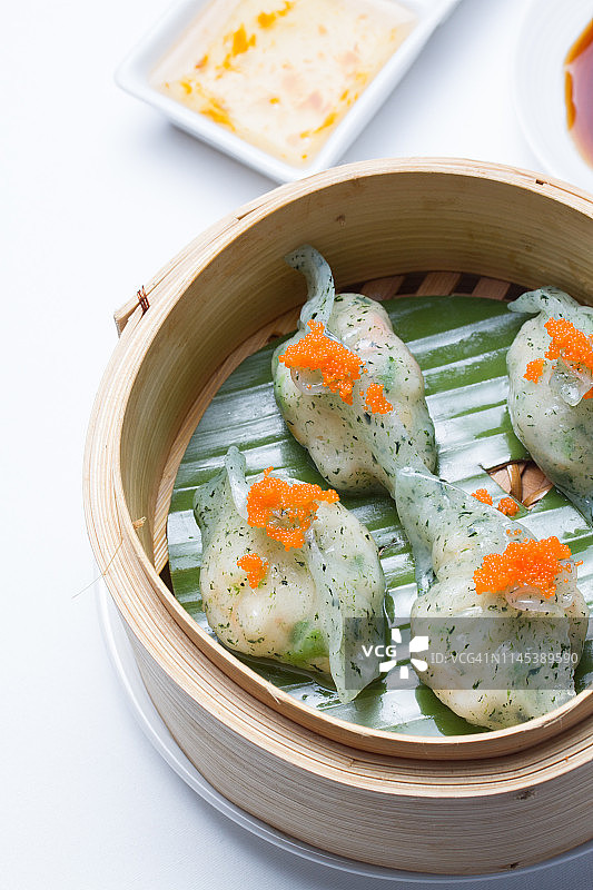 竹碗里的美味彩色中式点心图片素材