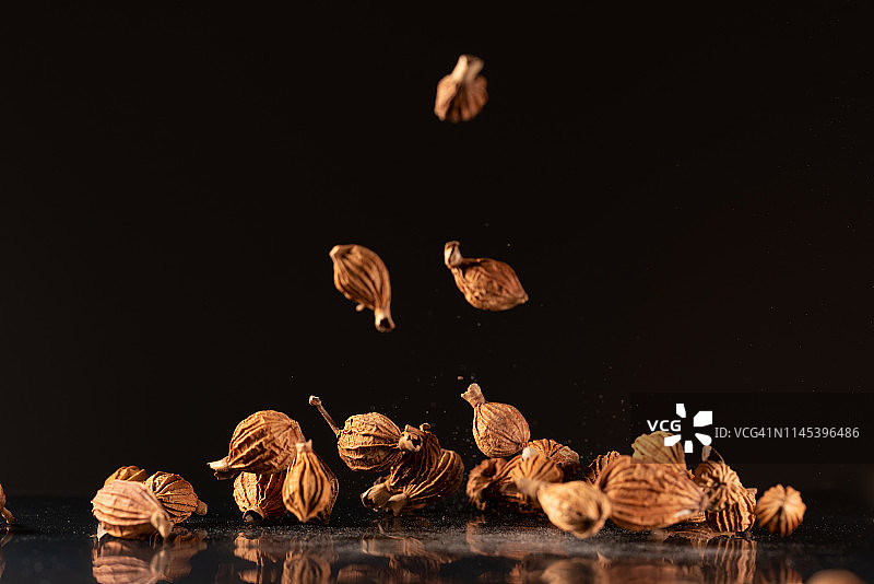 高速摄影下的草果飞舞图片素材