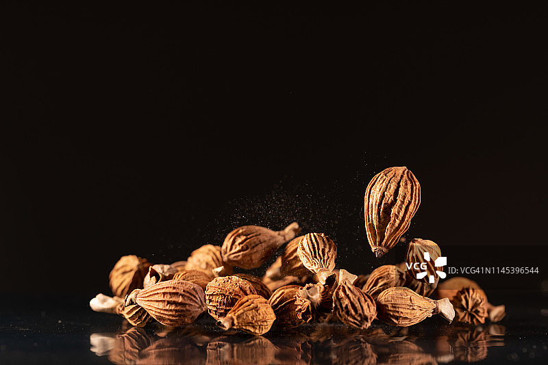 高速摄影下的草果飞舞图片素材