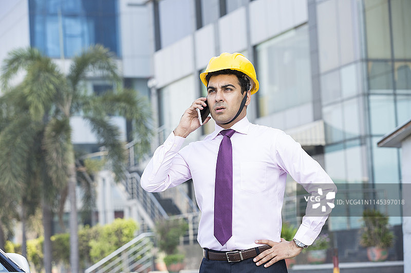 建筑工地严肃工程师肖像图片素材