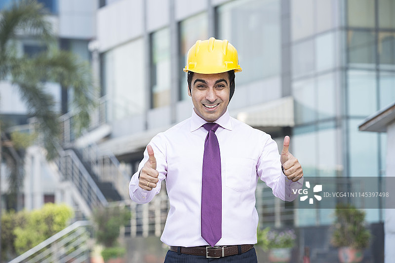 建筑工地上的自信工程师图片素材