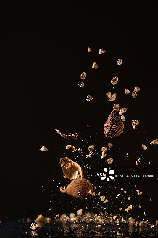 高速摄影下的草果飞舞图片素材