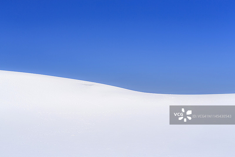 鸟取沙丘的雪景图片素材
