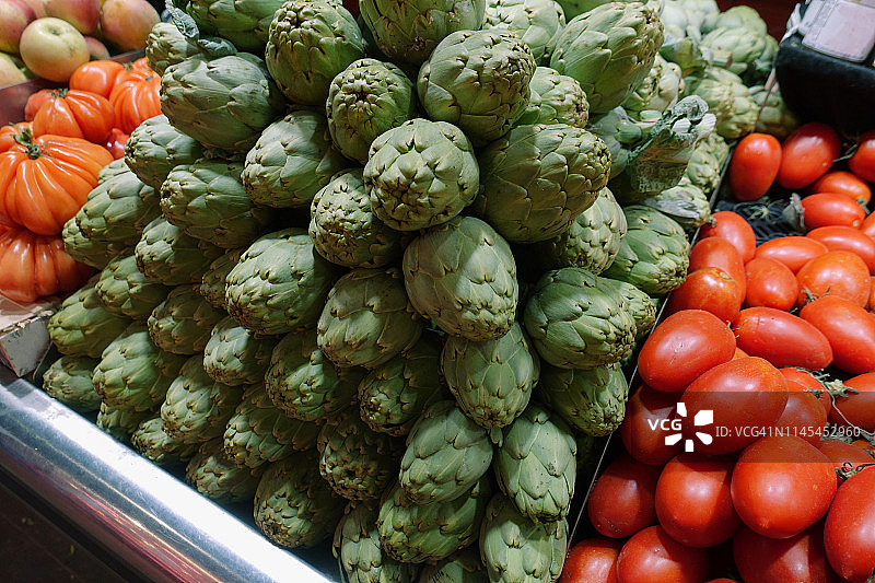 市场摊位上出售的新鲜蔬菜和水果特写图片素材