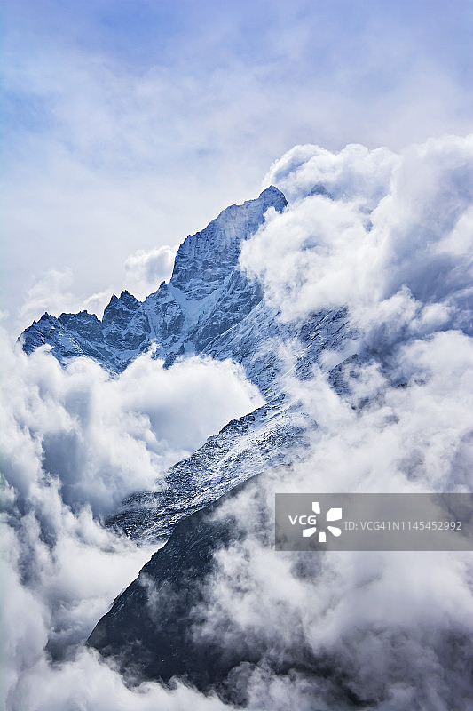 云雾中的贡德日山图片素材