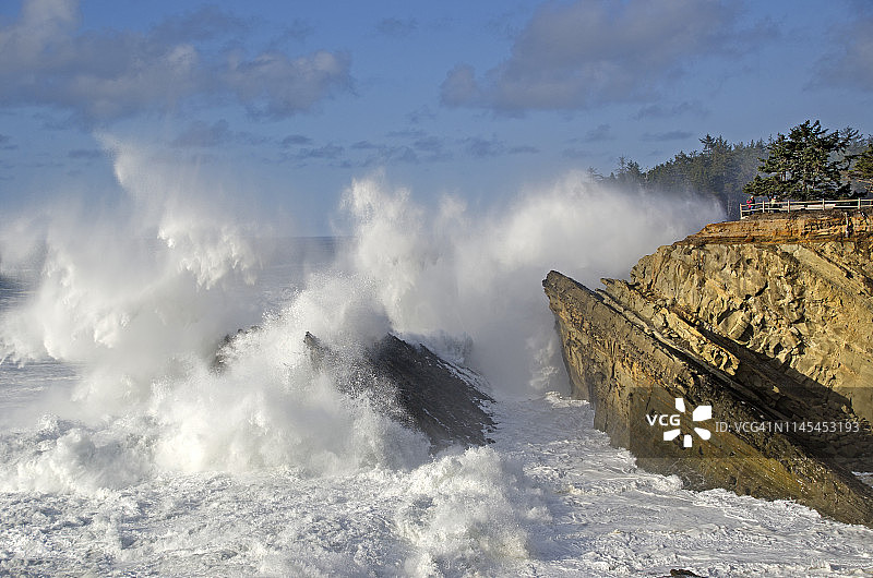 俄勒冈海岸的巨浪图片素材