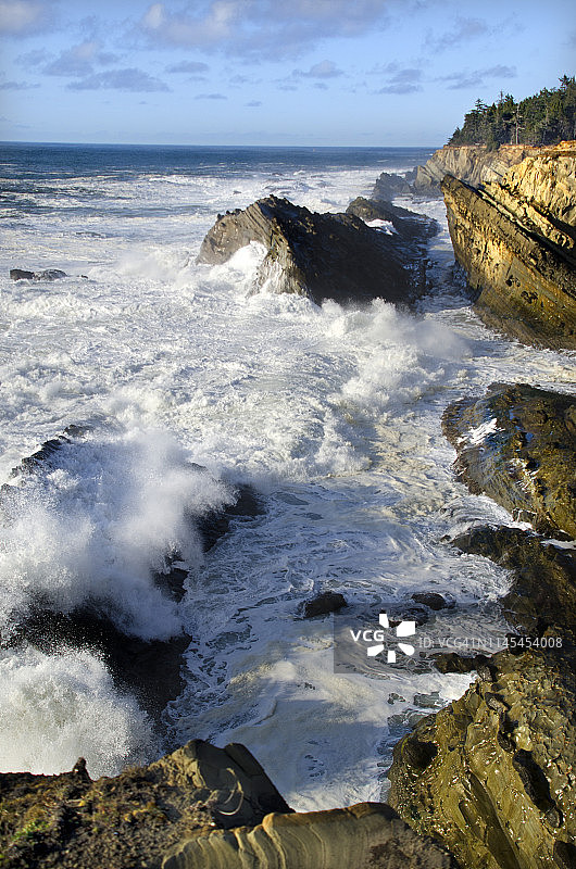 俄勒冈海岸的巨浪图片素材