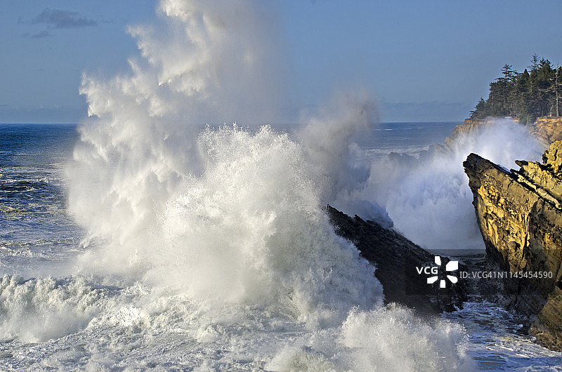 俄勒冈海岸的巨浪图片素材