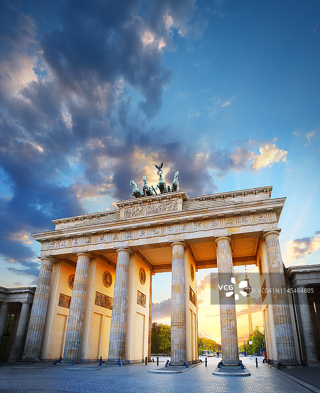 柏林勃兰登堡门和电视塔图片素材