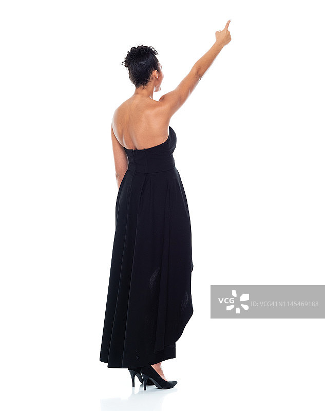 穿着漂亮黑裙，向上指的非裔美国女人图片素材