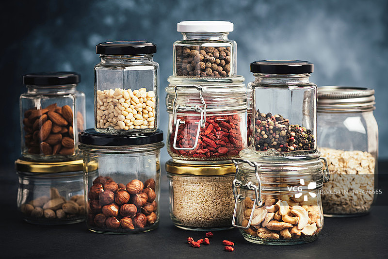 带罐子的厨房架子图片素材