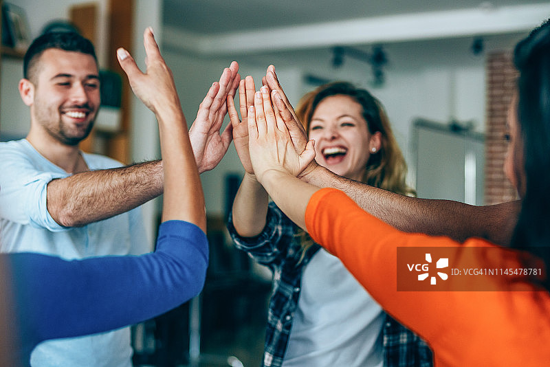 击掌庆祝的人群图片素材