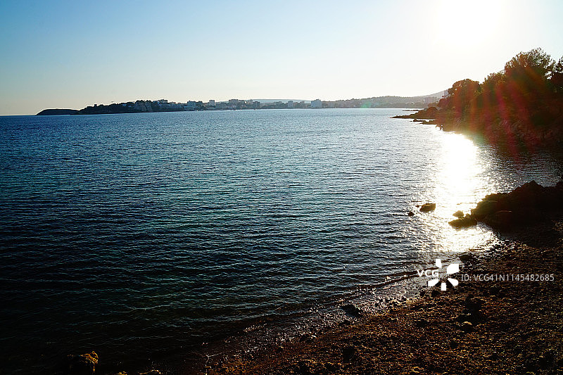 内格拉角附近海湾水域，西班牙帕尔马诺瓦城市天际线图片素材