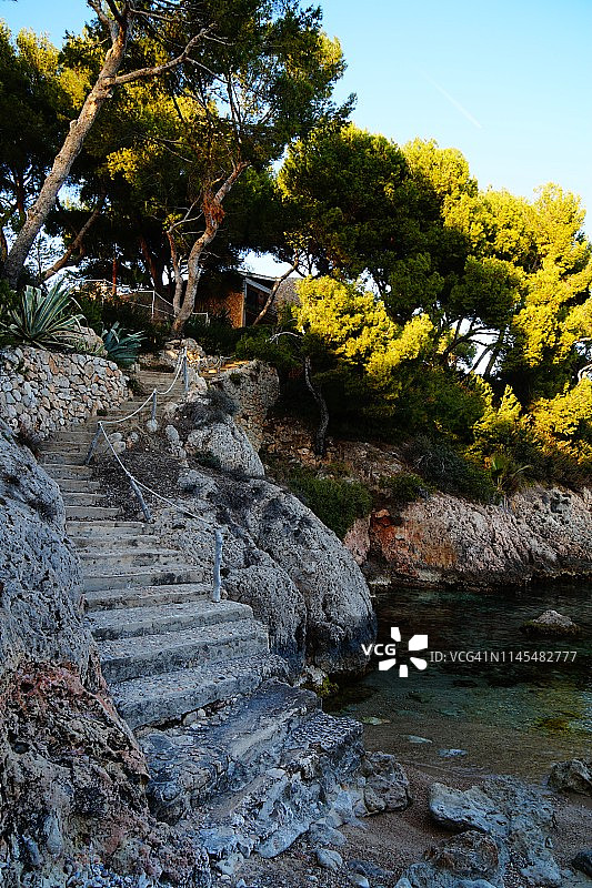 西班牙马略卡岛蓬塔内格拉海滩的隐秘阶梯图片素材