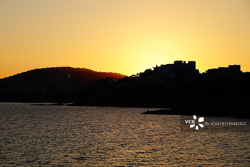 西班牙帕尔马诺瓦日落天际线轮廓图片素材