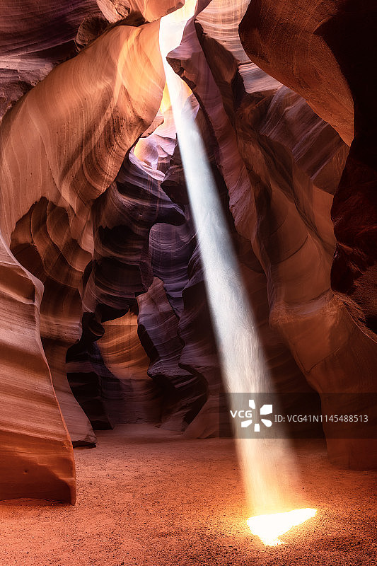 羚羊峡谷上空的阳光图片素材