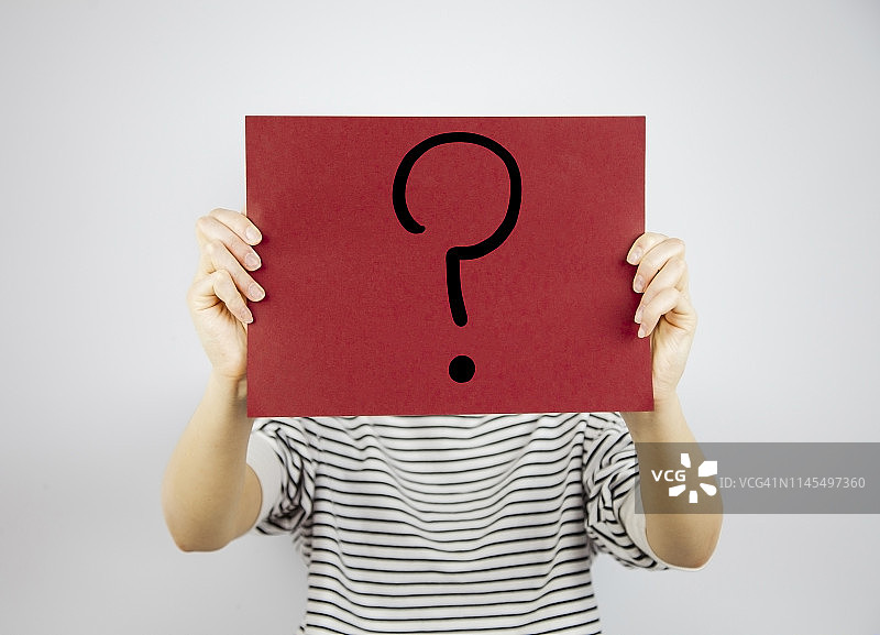 女人展示写有问号的纸张图片素材