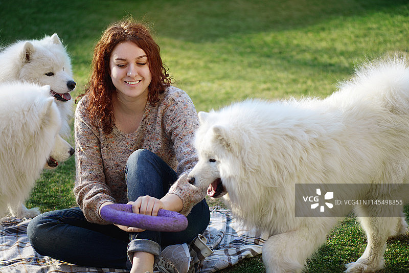 女人和萨摩耶犬（夏季）图片素材