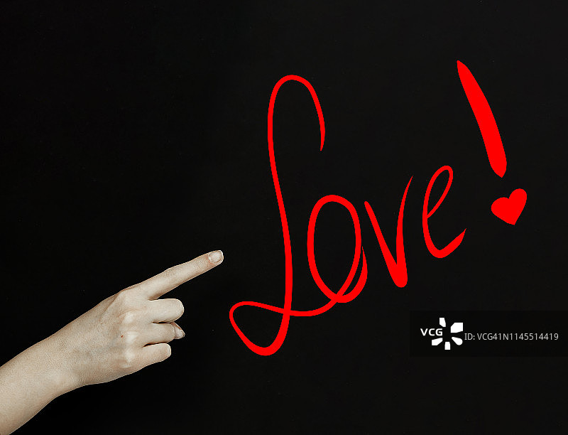手指指向“爱”字图片素材