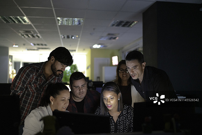 重聚后在办公室努力工作的团队图片素材
