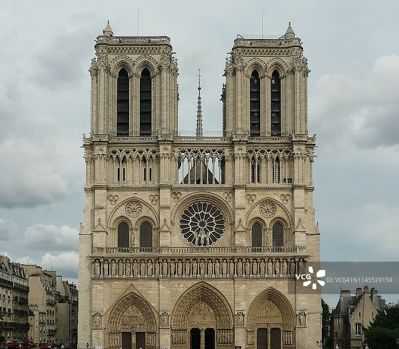 法国巴黎圣母院的宏伟哥特式外观图片素材