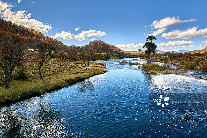 秋季的鲁卡努科河图片素材