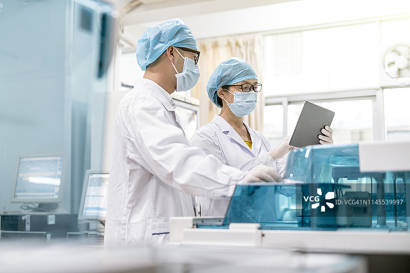 两位医生在医院病理实验室工作图片素材