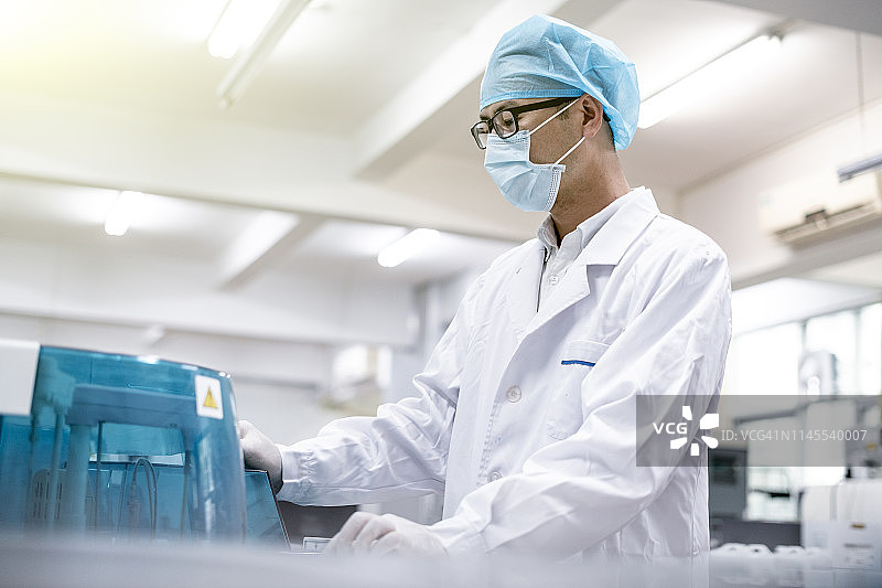 医院病理实验室工作的医生图片素材