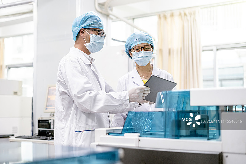 两位医生在医院病理实验室工作图片素材
