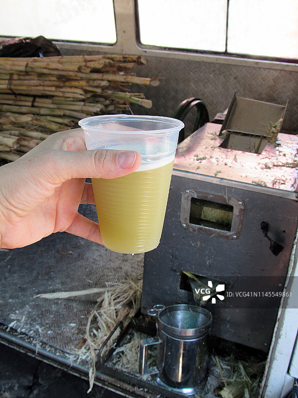街头集市上购买的甘蔗汁图片素材
