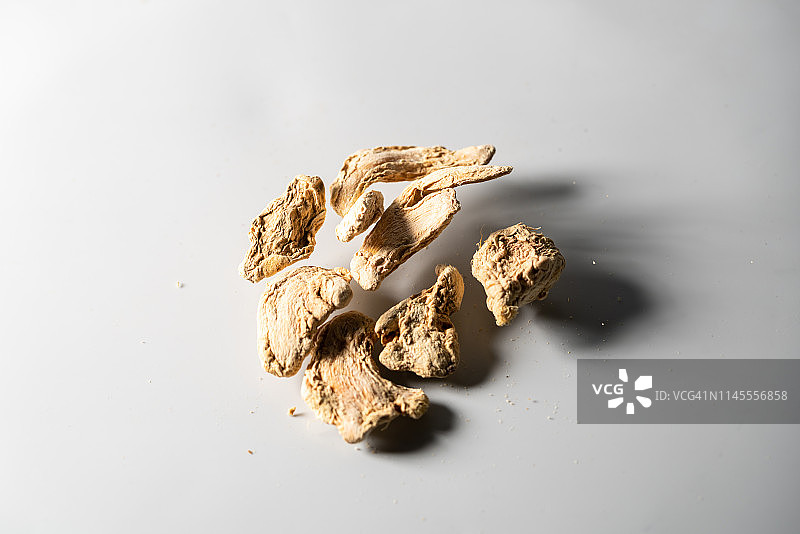 干姜切片空中跳跃，白色背景高速拍摄图片素材