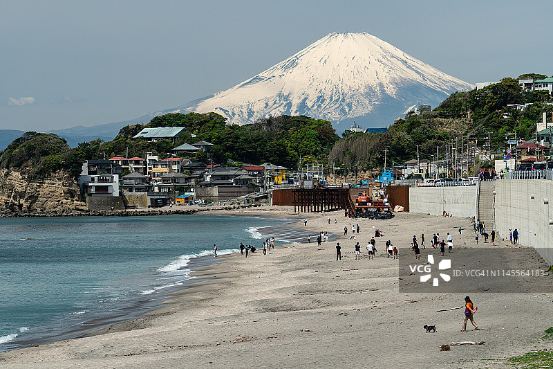 雪盖富士山与日本海滩图片素材