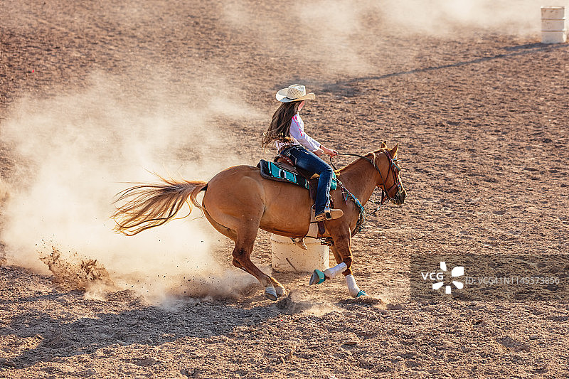 女牛仔参加竞技障碍赛马比赛图片素材