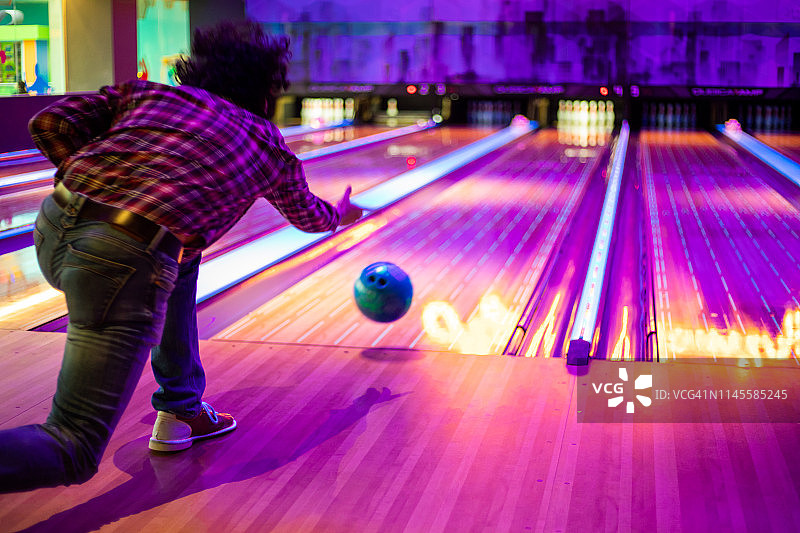 男人在玩保龄球图片素材