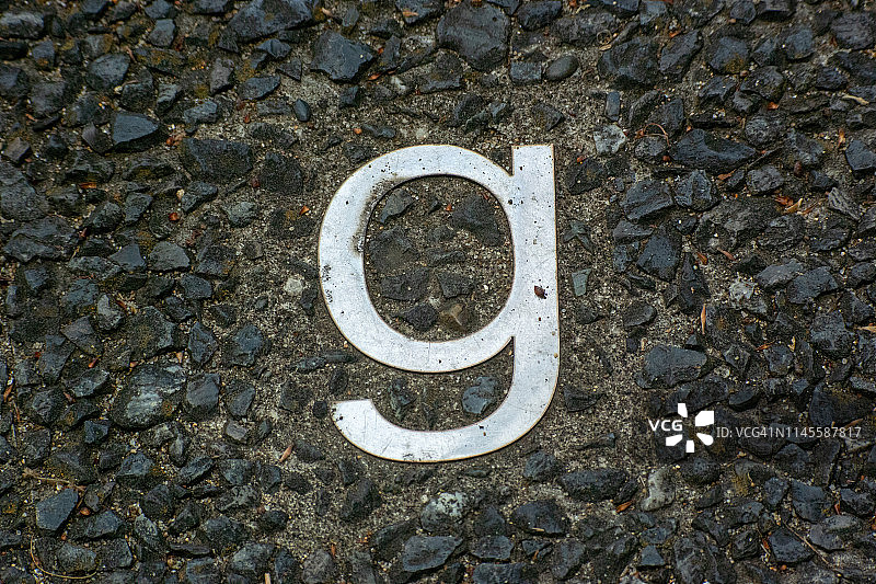 嵌入道路中的金属字母图片素材