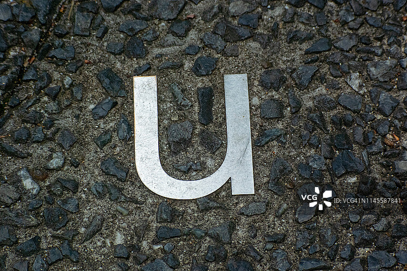 嵌入道路中的金属字母图片素材