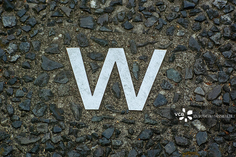 嵌入道路中的金属字母图片素材