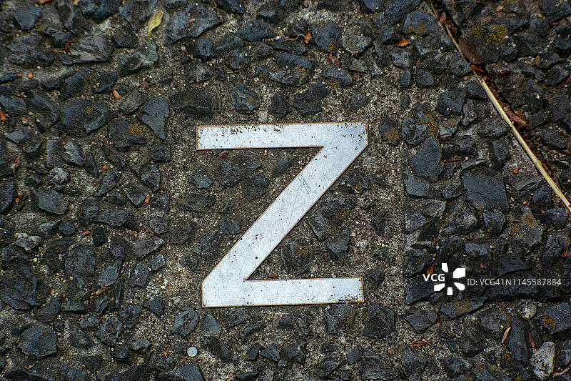 嵌入道路中的金属字母图片素材