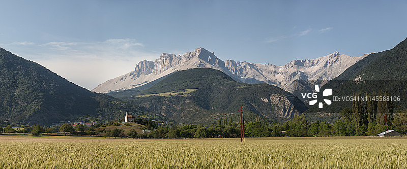 法国上阿尔卑斯省的比尔峰全景图片素材