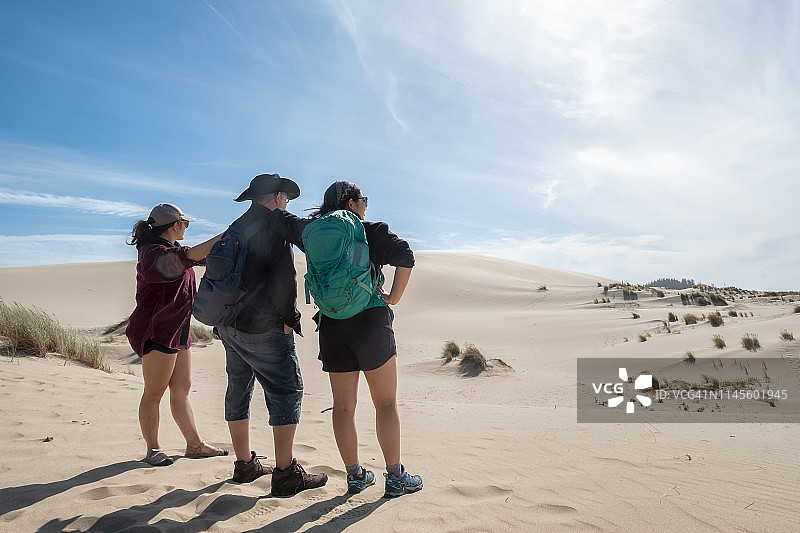 各民族姐妹和父亲凝视着俄勒冈州沙丘景观图片素材