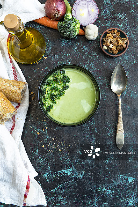 自制西兰花浓汤配法棍面包图片素材