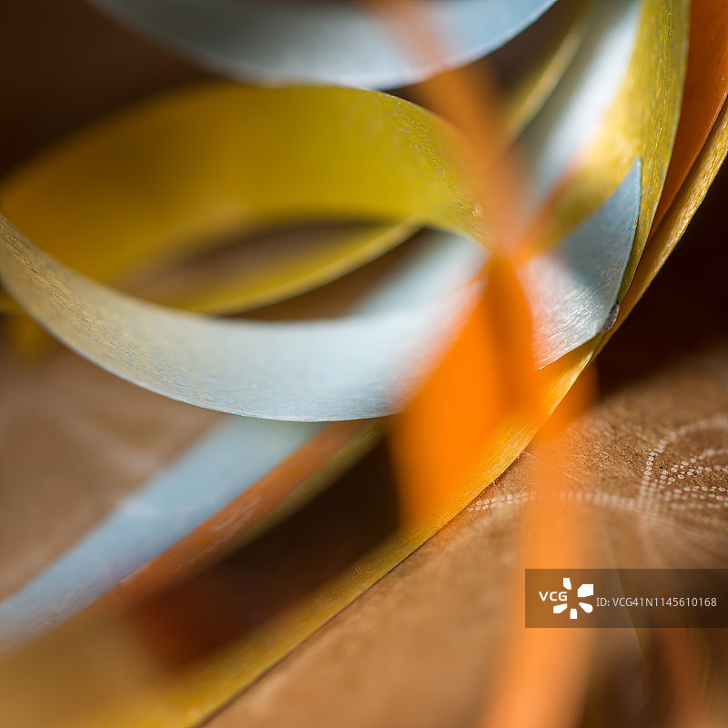 包装上的彩色丝带特写图片素材