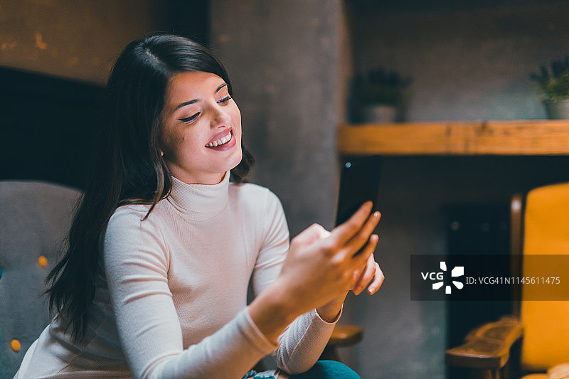 在市中心咖啡馆使用手机图片素材