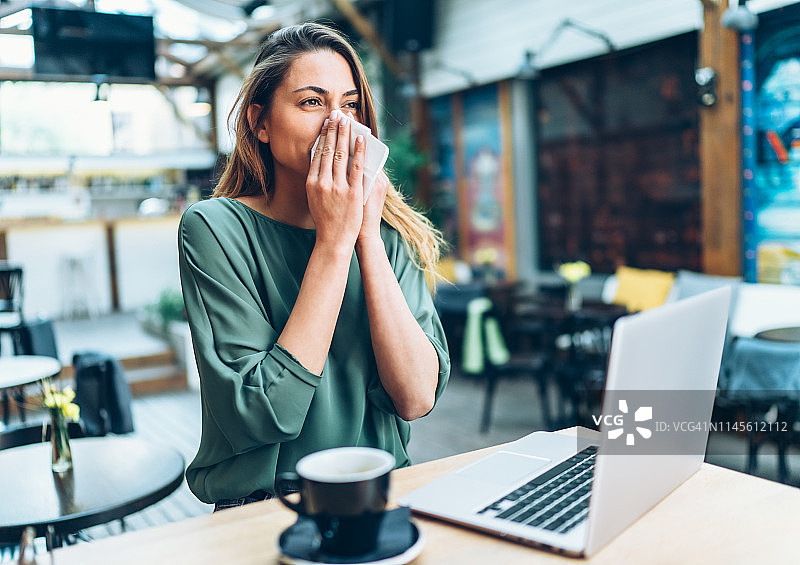 擤鼻涕的女人图片素材