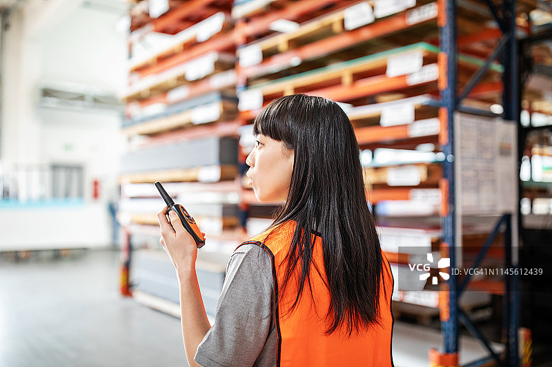 工人用对讲机汇报工作图片素材