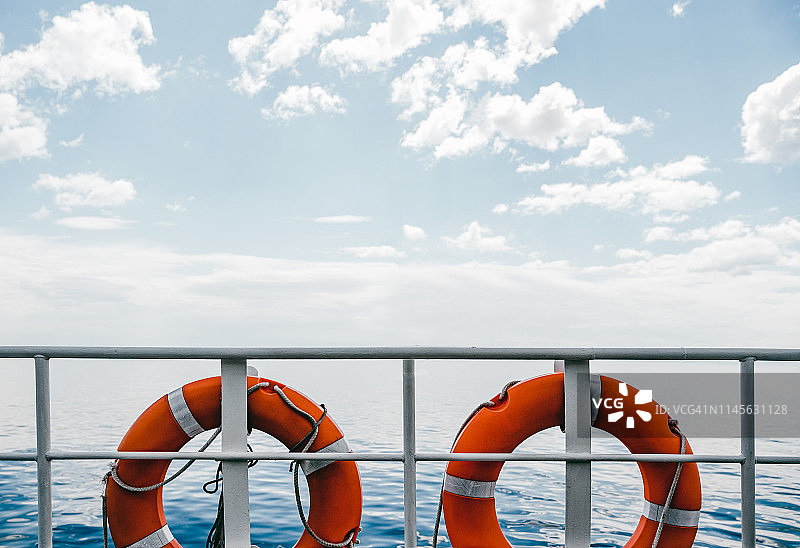 海天背景下的救生圈图片素材